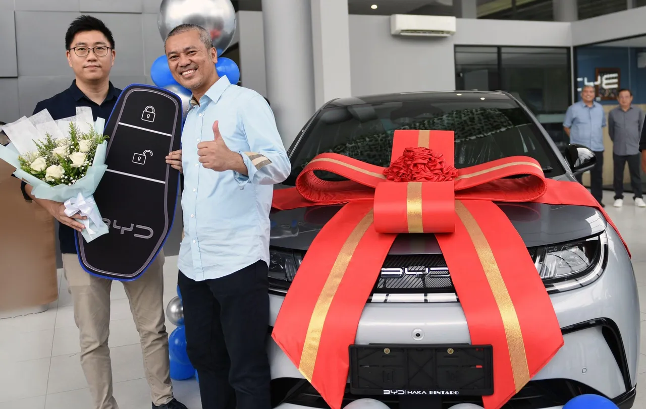 Diler Haka Auto Bintaro Rayakan Penyerahan 5 Unit EV BYD ke Konsumen 